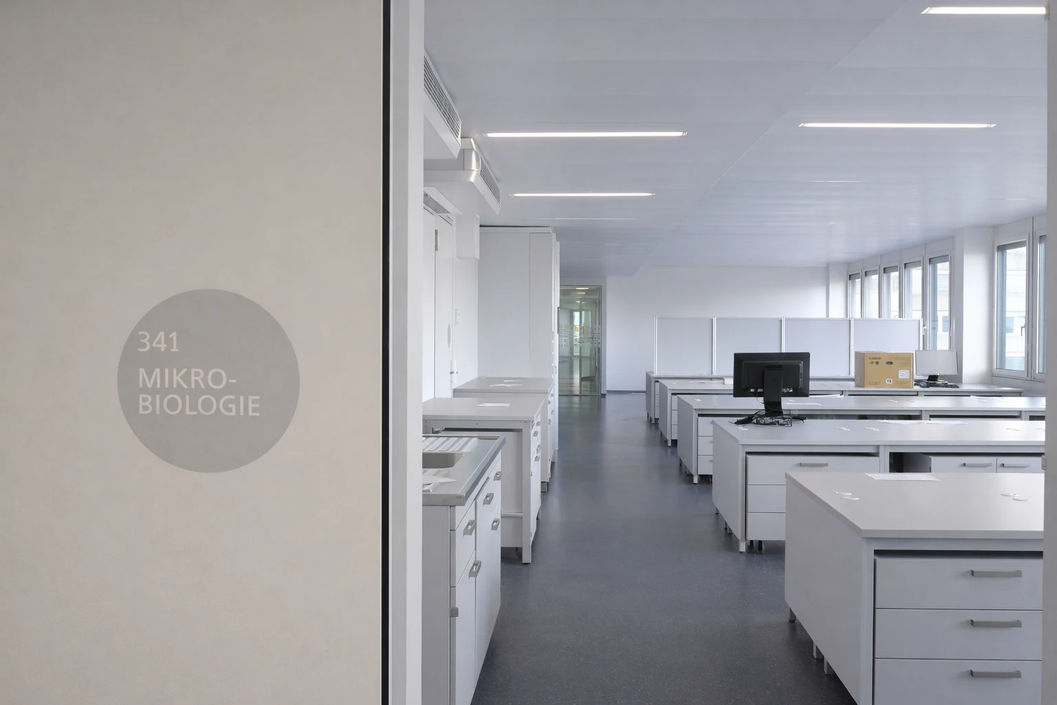 Unilabs - Laborplanung Architektur verbindet Laborbau, Forschungsgebäude, Reinraumplanung, Sicherheitsanforderungen, Laborlayout, Arbeitsabläufe, technische Gebäudeausrüstung, Medienversorgung, Lüftungstechnik, Hygieneanforderungen, Materialbeständigkeit, Laborinfrastruktur, flexible Nutzung, Raumstruktur, Funktionsplanung, Gebäudetechnik, nachhaltige Planung und effiziente Labororganisation.