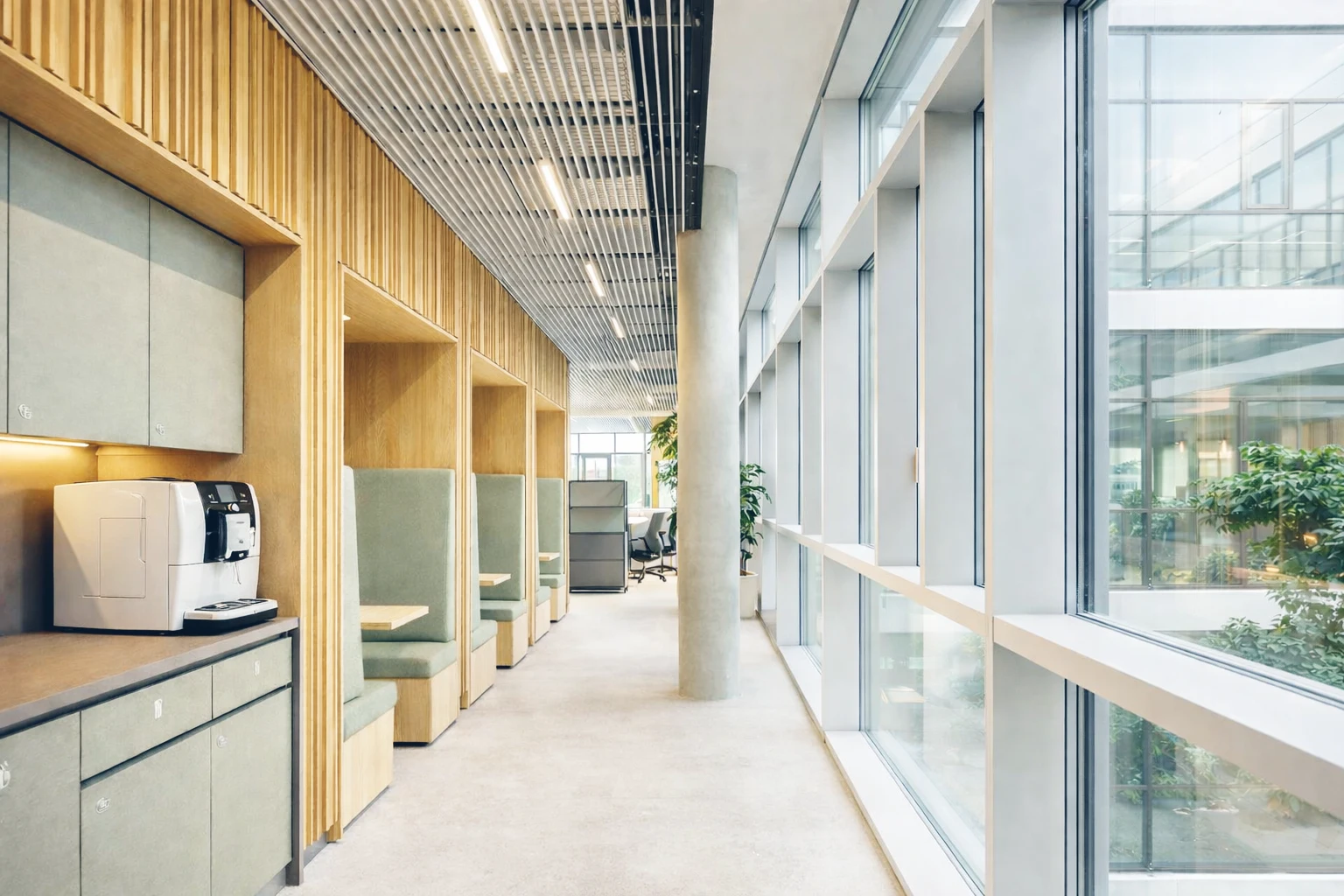 Moderne Büroarchitektur zeigt Arbeitsplätze, Büroflächen, Gewerbeimmobilien, Raumorganisation, Grundrissplanung, flexible Arbeitswelten, Co-Working Spaces, Open Space Konzepte, Architektur Planung, Lichtführung, Materialkonzept, Gebäudedesign, nachhaltiger Gewerbebau und funktionale Arbeitsumgebungen.