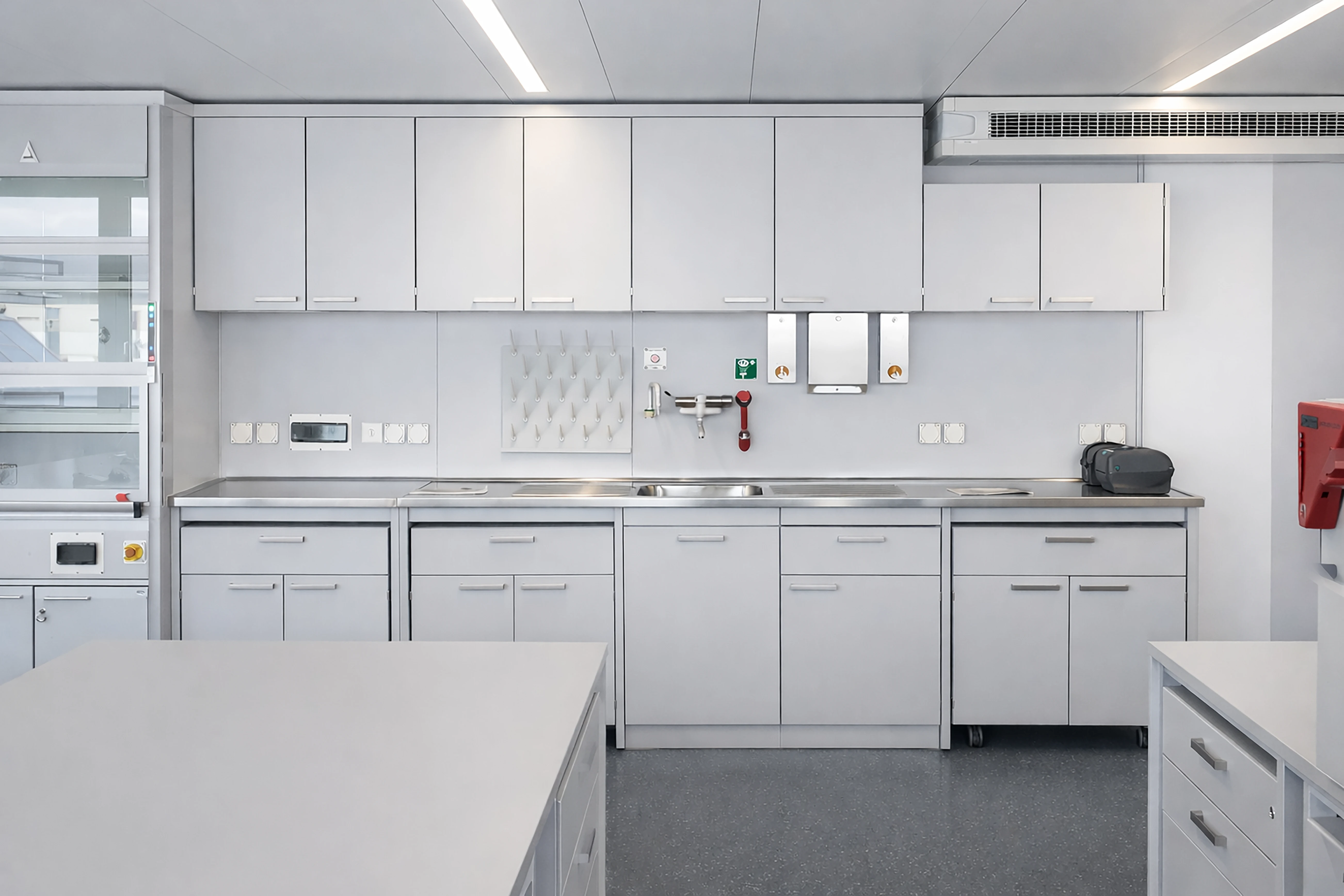 Unilabs - Laborplanung Architektur verbindet Laborbau, Forschungsgebäude, Reinraumplanung, Sicherheitsanforderungen, Laborlayout, Arbeitsabläufe, technische Gebäudeausrüstung, Medienversorgung, Lüftungstechnik, Hygieneanforderungen, Materialbeständigkeit, Laborinfrastruktur, flexible Nutzung, Raumstruktur, Funktionsplanung, Gebäudetechnik, nachhaltige Planung und effiziente Labororganisation.