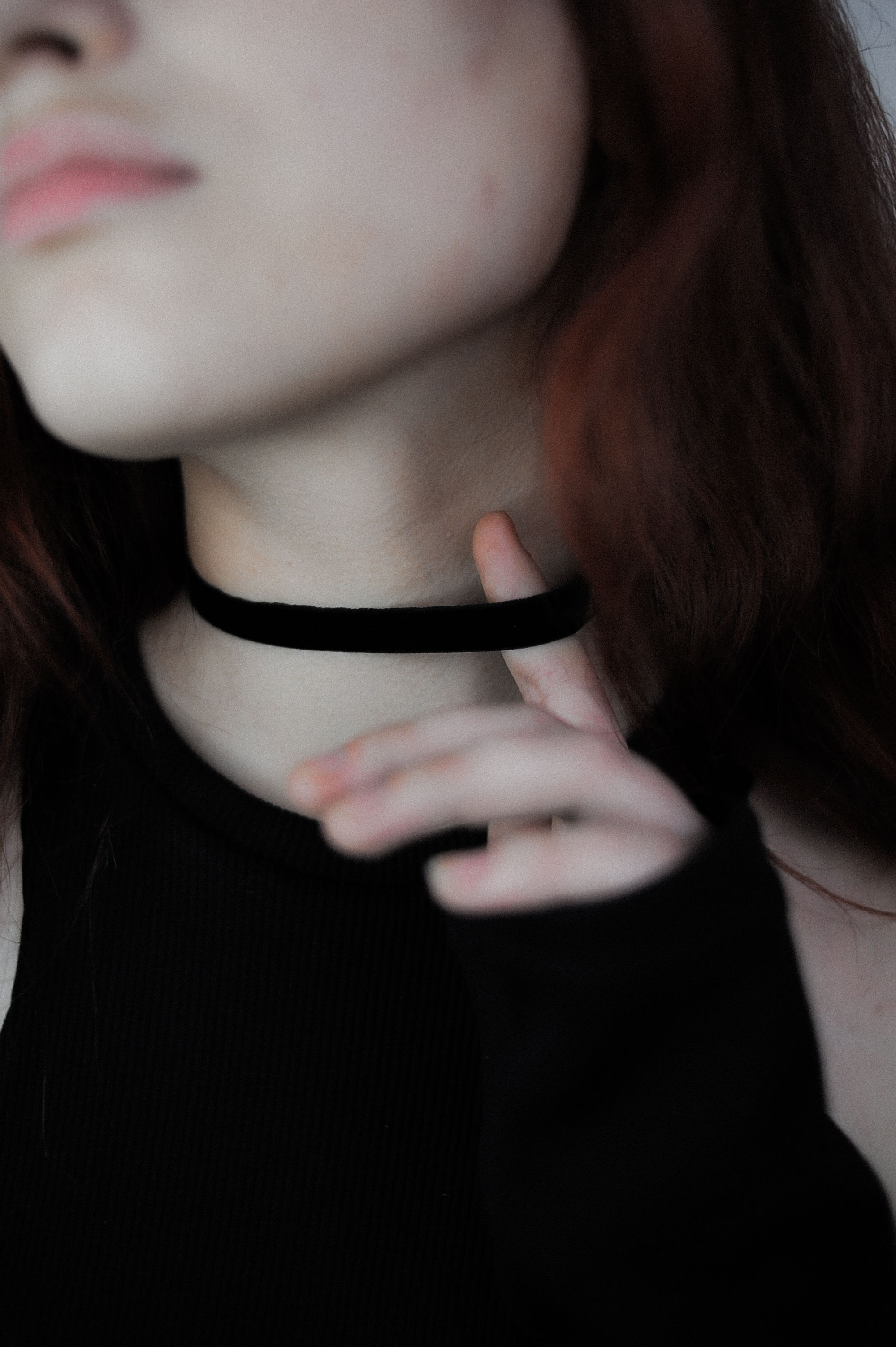 Тонкий еластичний чокер на моделі.