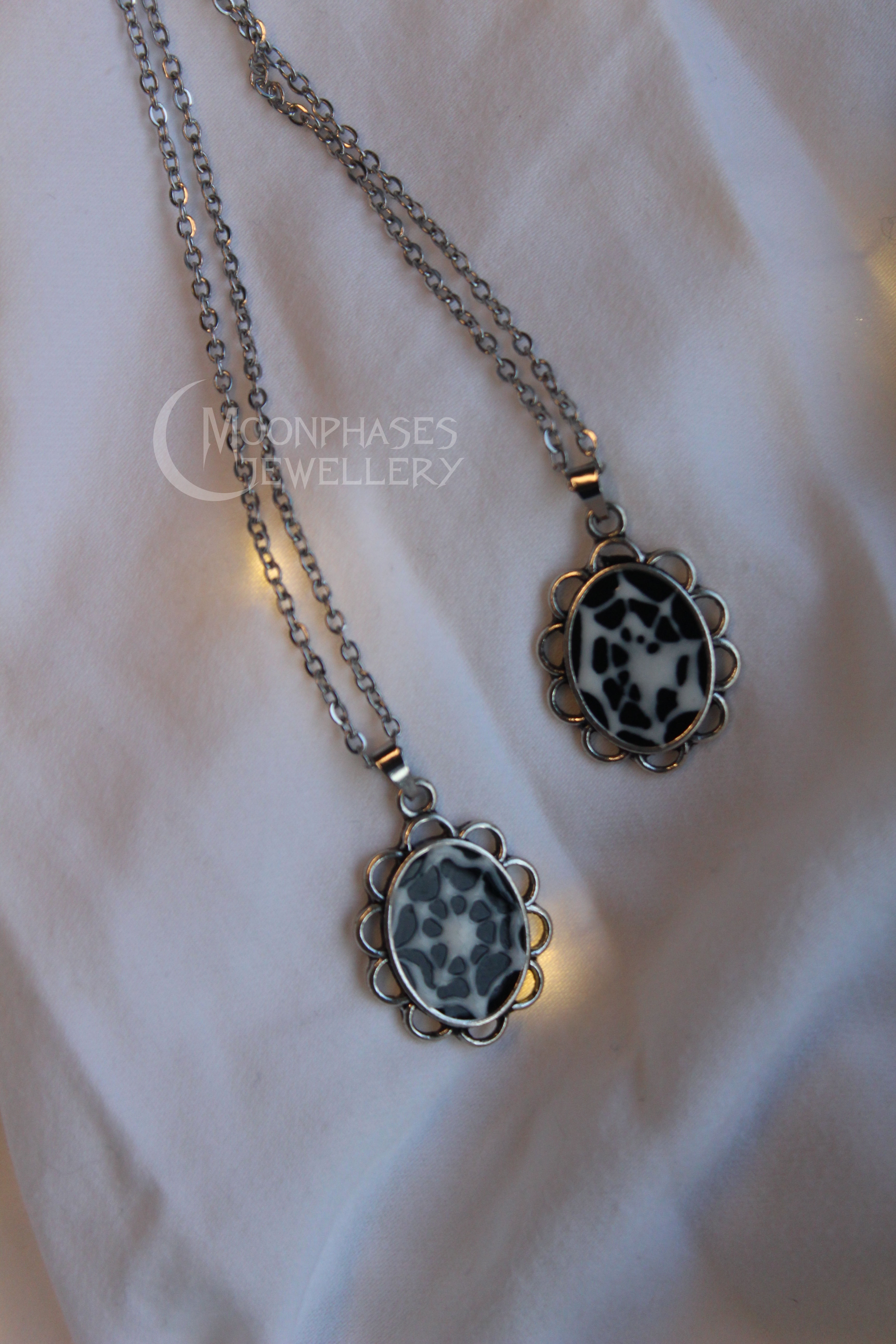 Кулон Комашині історії