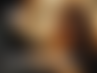 Жена с червена коса стои неподвижно в мека есенна светлина, обърната към камерата, докато пред нея стои мъж с гръб – символ на срещата на две енергии и архетипа на 44-ти портал ‘Идващата за среща’ в Human Design, който изразява силата на инстинкта и разпознаването.