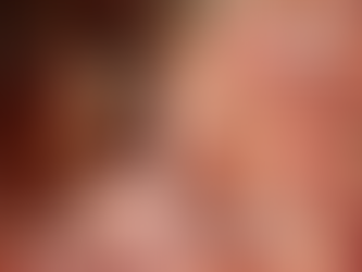 Жена, която върви сред разпадащи се нишки и късащи се вериги – символ на освобождаване от страха от миналото и осъзната трансформация според 44-ти портал в Human Design.