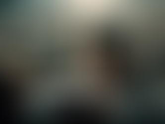 човек стои срещу тълпа, символ на страх от изразяване на мнение, Портал 17 Хюман Дизайн