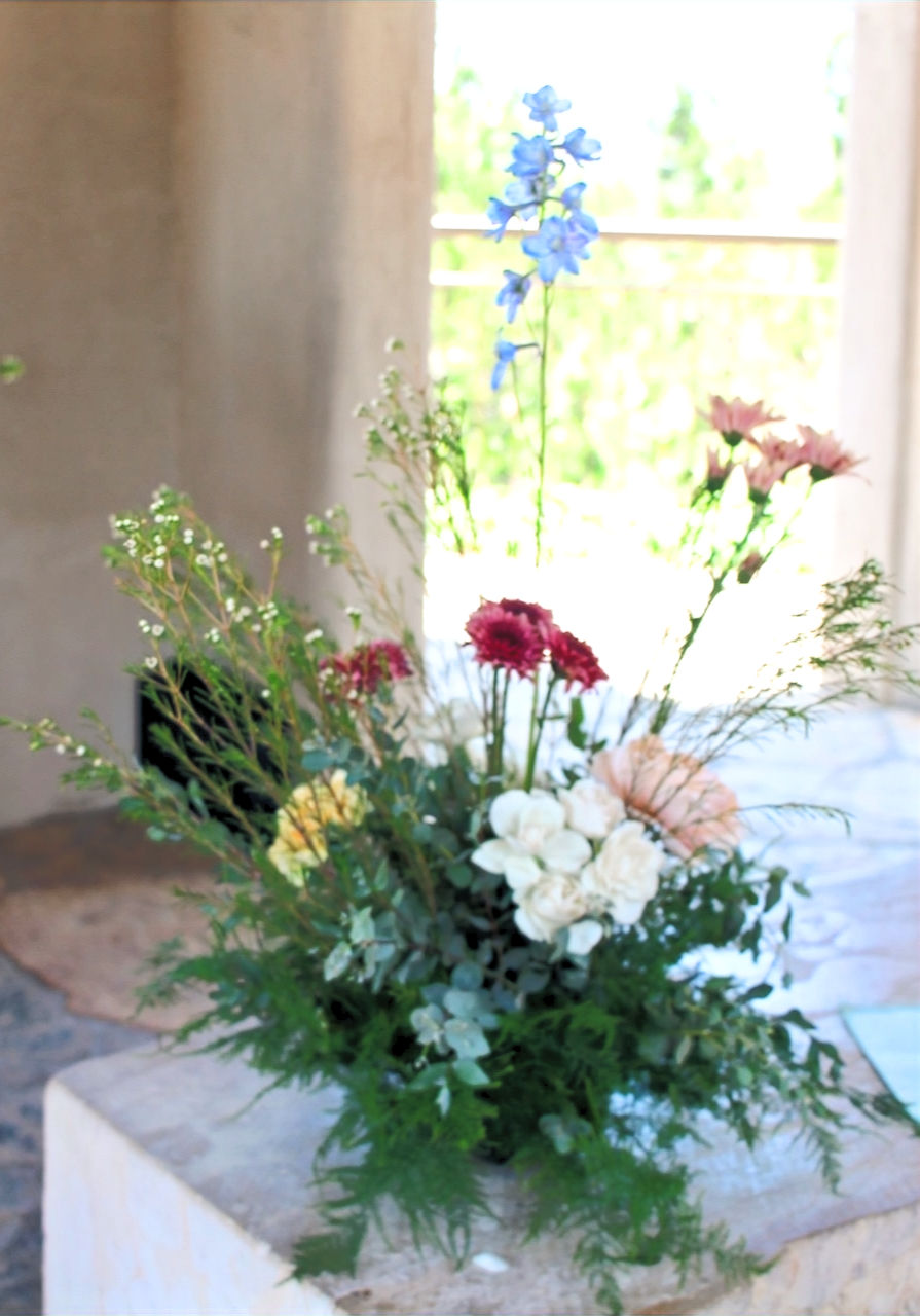 Let's deconstruct this beautiful flower arrangement.
