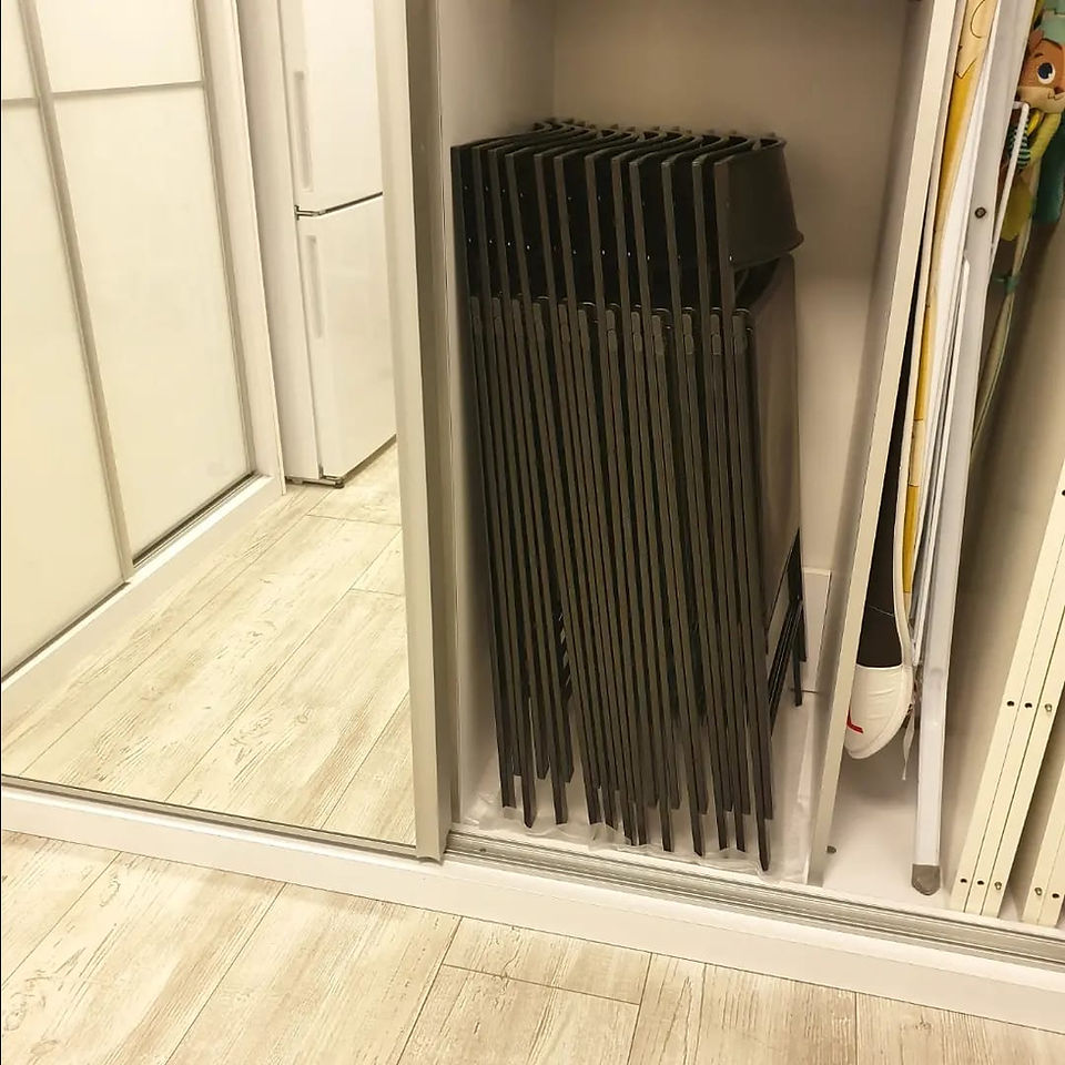 כסאות מתקפלים בארון בבית
