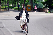 Nun ein Fahrrad reitet
