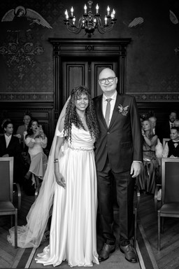 Emotionaler Moment beim Ja-Wort: Hochzeitsfotografie ohne KI, die echte Gefühle und Handwerk in den Fokus rückt.