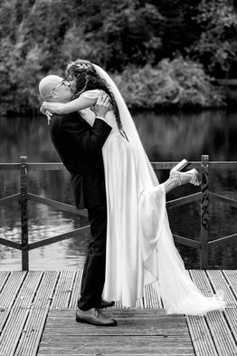 Emotionaler Moment beim Ja-Wort: Hochzeitsfotografie ohne KI, die echte Gefühle und Handwerk in den Fokus rückt.