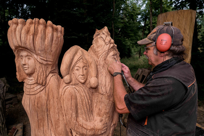 Videografie der Entstehung einer Skulptur: Moritz Freisinger filmt den dynamischen Prozess der Holzbildhauerei von Stephan Guber.“
