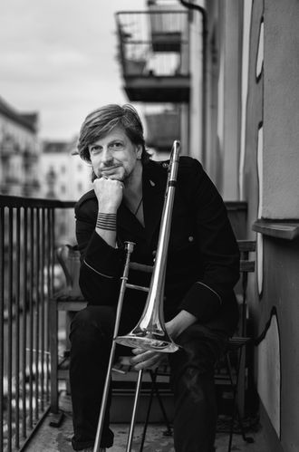 Porträt Fotografie und Bilder von dem Berliner Musiker Christian Dawid mit Posaune