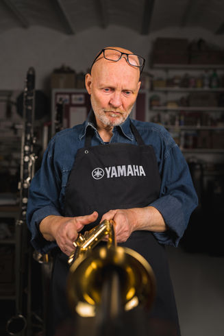 Authentisches Portrait von Hanno Braun bei der Arbeit: Ein ungestellter Einblick in die Werkstatt für Holz- und Blechblasinstrumente.