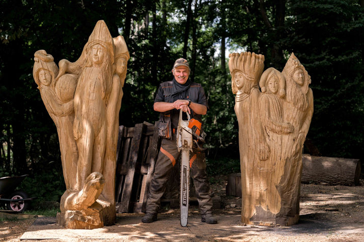 Handwerker Portrait Foto vom Skulpturen Bauer Stephan Guber der mit seiner Kettensäge als Bildhauer wunderschöne Figuren aus unteschiedlichen Hölzern fertigt. Ein faszinierendes und spannendes Handwerk