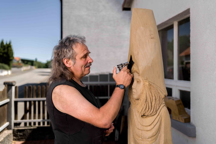 Handwerker Portrait Foto vom Skulpturen Bauer Stephan Guber aus Geiß Nidda Wetterau der mit seiner Kettensäge als Bildhauer wunderschöne Figuren aus unteschiedlichen Hölzern fertigt. Ein faszinierendes und spannendes Handwerk