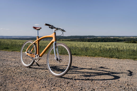 Präzises Handwerk ohne KI: Detailaufnahme der Bearbeitung eines Holzrahmens bei Woodbike 46 in Berlin.