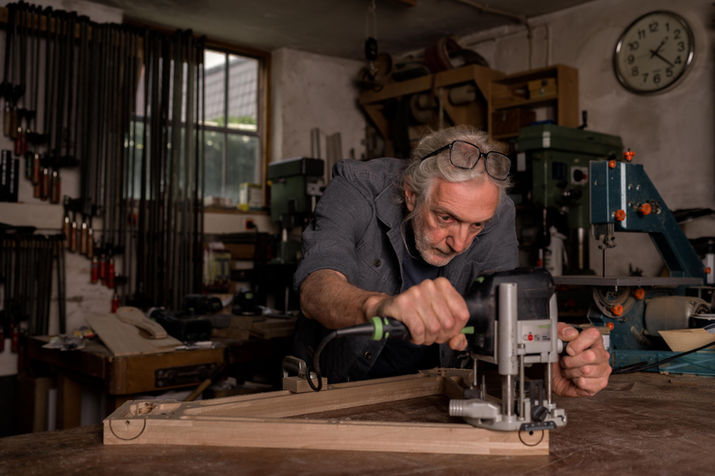 Handwerker Portrait Foto vom Tischlermeister Martin Schlimbach vom Teamwerk 46. Die Bilder zeigen ihn bei der Arbeit und Herstellung eines Fahrrads aus Massivholz. Das Rad wird in Eigenarbeit hergestellt.