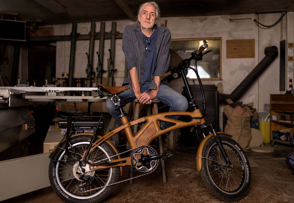 Präzises Handwerk ohne KI: Detailaufnahme der Bearbeitung eines Holzrahmens bei Woodbike 46 in Berlin.