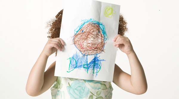 Tekening van een kind dat een tekening vasthoudt