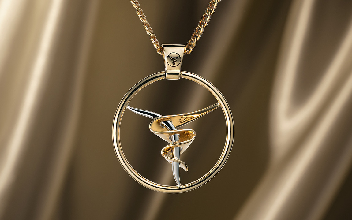 Sunshine Charly Goldanhänger mit Ambiente.jpg