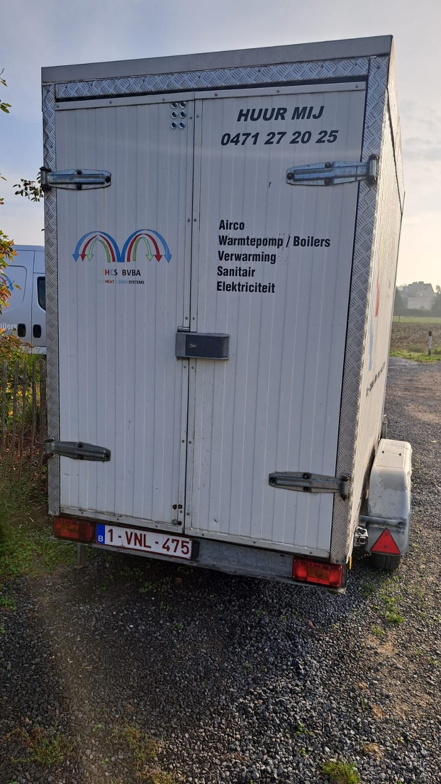 Achterkant koelaanhangwagen EHCS BV, huur mij 0471 27 20 25