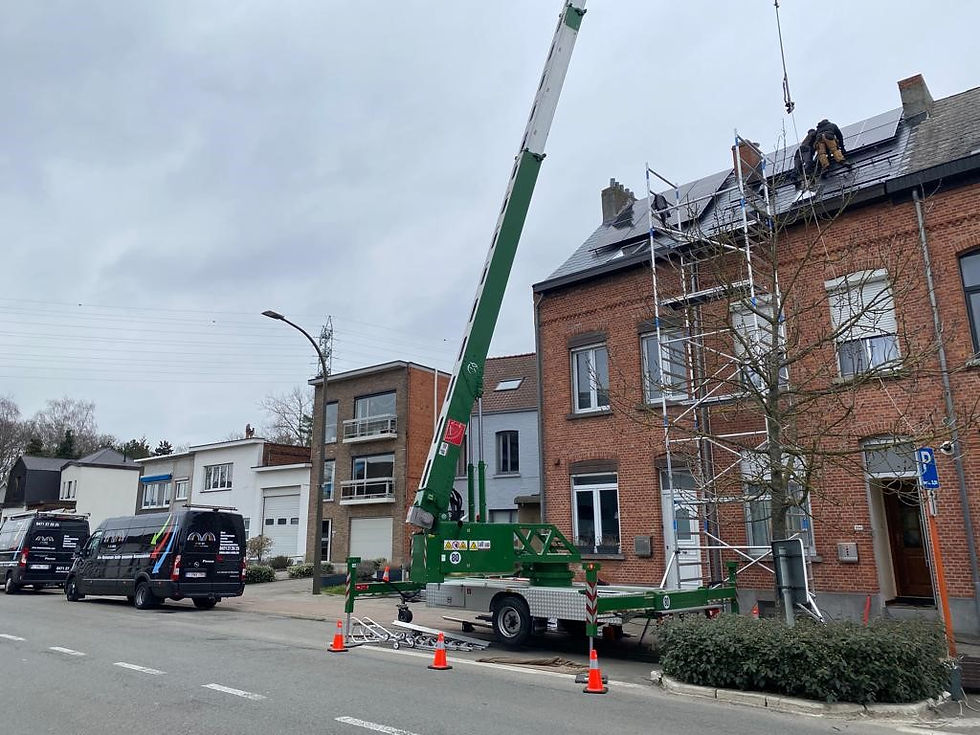 Alukraan hijst een airco buitenunit op een dak in Mechelen