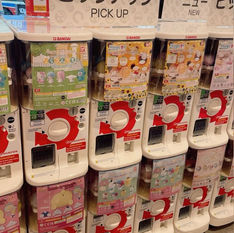 ¡GIRA Y GANA! EL FASCINANTE MUNDO DE LAS MÁQUINAS GASHAPON QUE TODO FAN DEL ANIME AMA 🎉✨