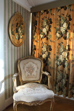 Antiker Sessel in Gästezimmer Rose