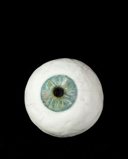 2012 _ Espião _ óleo sobre massa epóxi _ esfera ø 15 cm _ foto Jaime Acioli