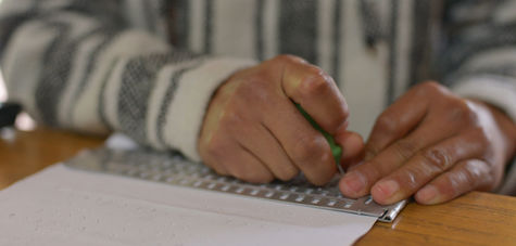 Joven invidente de Conecalli transcribe poemas en braille