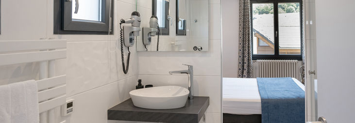 Vue de la salle de bain chambre Nivolet Gîtes La Porte des Alpes à Chambéry Savoie - petit-déjeuner inclus Ferienwohnung Savoie, Wellness Chalet Frankreich, Urlaub Alpen FrankreichLocation vacances Alpes françaises, Wellness nahe GenfVakantiehuis Savoie, Wellness vakantie Frankrijk, Alpen vakantie appartement.