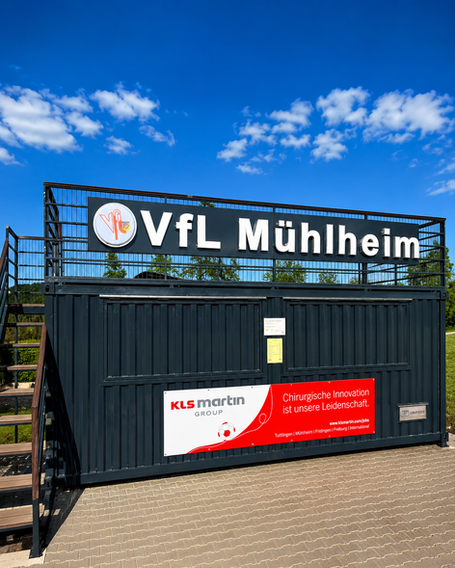 Instanto® Vereinscontainer von UNIPODS beim VfL Mühlheim mit Dachterrasse, Treppe und Sponsorentafel für die Vereinsbewirtung.