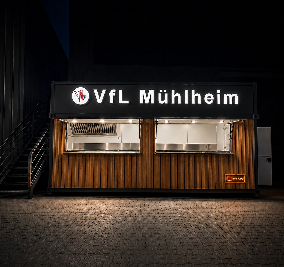 Moderner UNIPODS Gastrocontainer beim VfL Mühlheim mit beleuchteter Holzfront, geöffneten Verkaufsfenstern und Edelstahl-Innenausstattung bei Nacht.