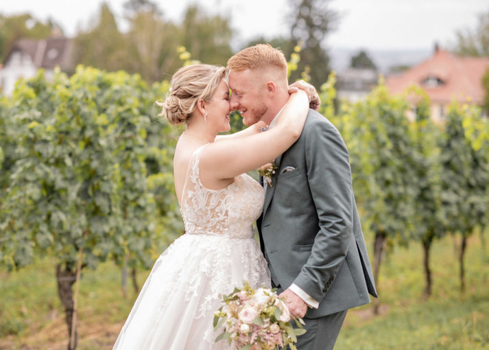Paar umarmt sich – Romantische Hochzeitsfotografie in Hoflösnitz bei Radebeul, Sachsen | Sandra Grebe Fotografie