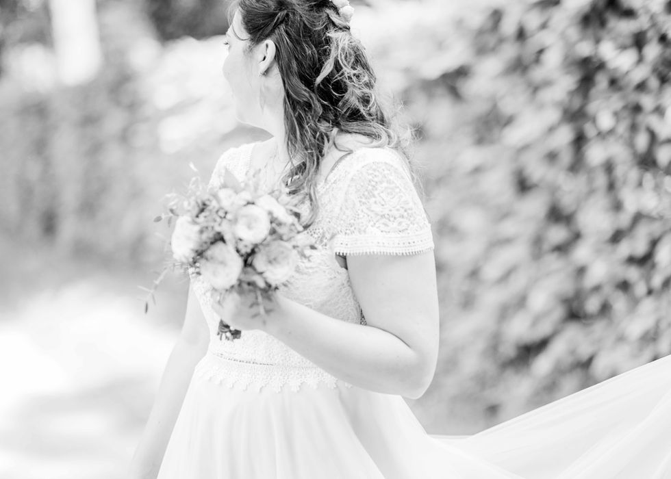 Strahlende Braut im Barockgarten Zabeltitz – Elegantes Hochzeitsportrait von Sandra Grebe Fotografie in Meißen, Riesa und Elbe-Elster, Sachsen