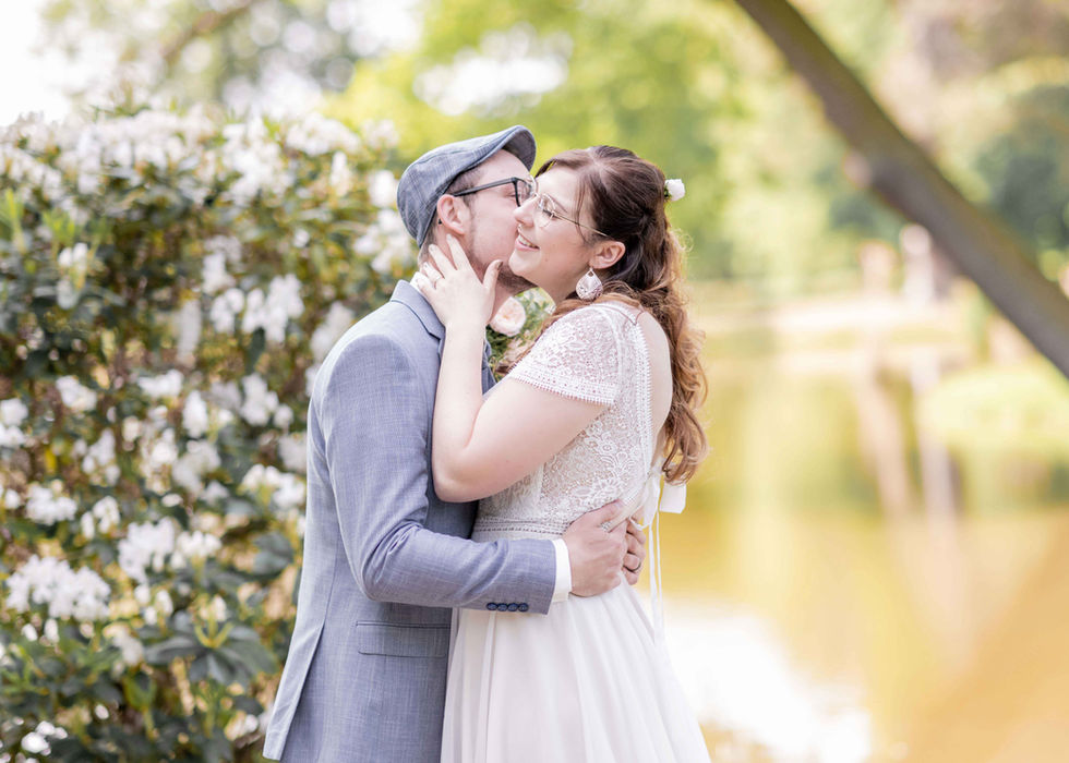 Romantische Hochzeitsfotografie am See – Brautpaar küsst sich vor malerischer Kulisse im Barockgarten Zabeltitz | Sandra Grebe Fotografie, Meißen, Großenhain, Riesa