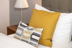 Bett im Hotelzimmer im Hotel Moritz an der Elbe von Sandra Grebe Fotografie aus Riesa Großenhain bei
