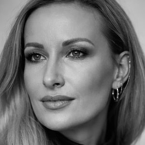 Modernes Event Make-up für Business und Abendveranstaltungen mit präzisem Augen-Make-up, frischer Hautstruktur und elegantem Glow.