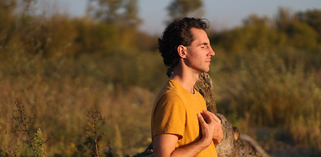 Mateusz Jędrzejewski, zdjęcie w naturze w medytatywnej atmosferze