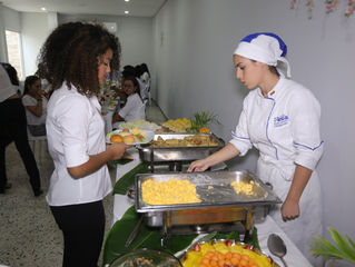 ESTUDIANTES DE CENTRO INCA COORDINANDO Y PREPARARON UN DELICIOSO BUFÉ