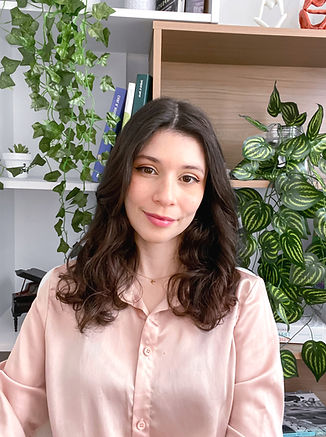 Psicóloga Karina Rubin em consultório, especializada em TOC e ansiedade