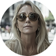 Mulher loira de óculos escuros em um bar