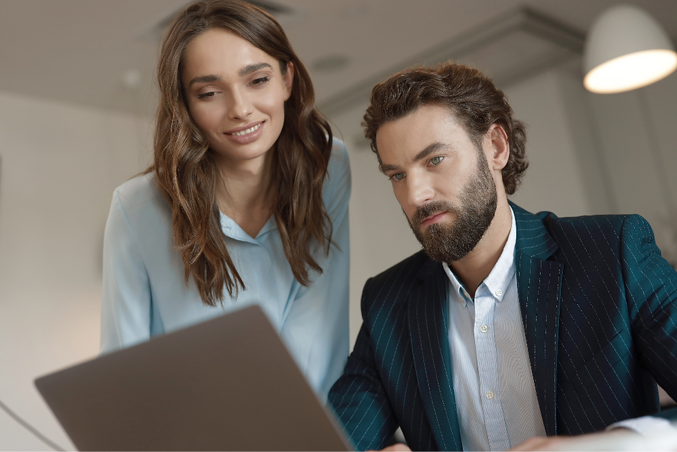 Business angličtina – lektor a študent počas online konzultácie. Individuálne lekcie angličtiny pre profesionálov a firmy s English Hu