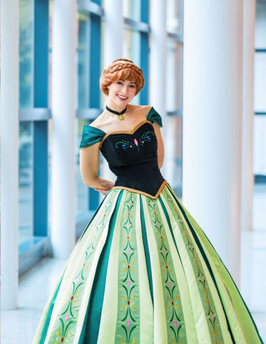 Animation anniversaire à domicile avec la Princesse Anna de la Reine des Neiges à Paris et en IDF.