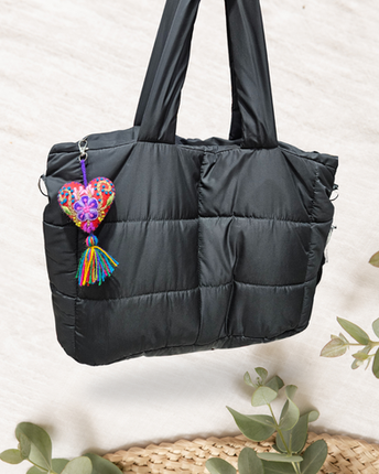 Mini corazón artesanal con bordado ayacuchano, hecho directamente desde Ayacucho en Perú, ideal para regalar un pedacito de Perú en ferias o para tus regalos corporativos.