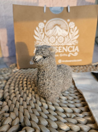 Desde Arequipa, llega esta delicada Alpaquita elaborada a mano con técnica de felting y fibra de baby alpaca. Suavidad y detalle en una pieza que transmite ternura y autenticidad.