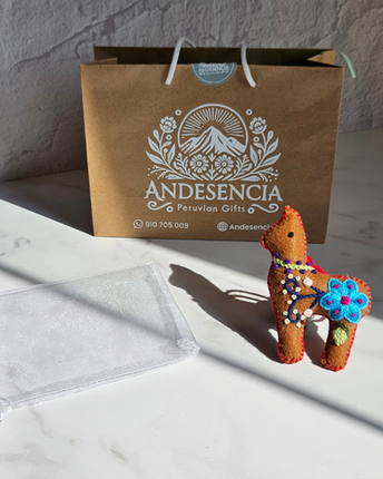 Llamita artesanal con bordado ayacuchano, hecha a mano directamente desde Ayacucho en Perú, ideal como regalo corporativo.