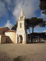 Une petite église au bord du Bassin