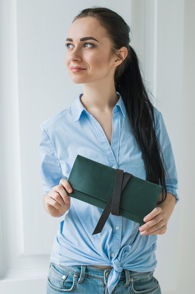 Прев'ю: Женский кожаный тревелбук ручной работы зеленого цвета