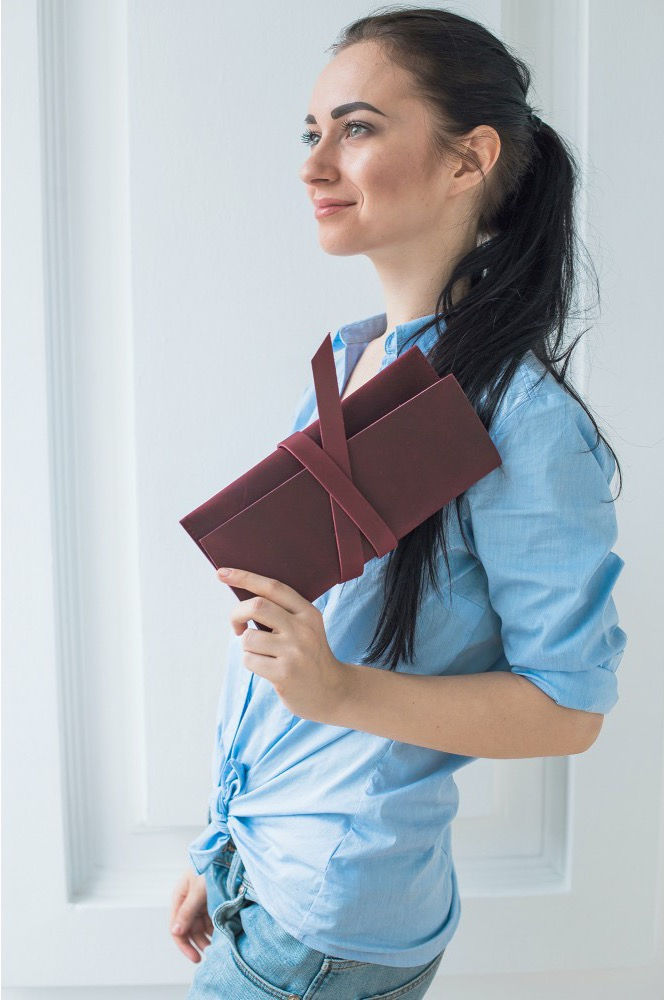 Прев'ю: Женский кожаный тревелбук ручной работы цвета марсала