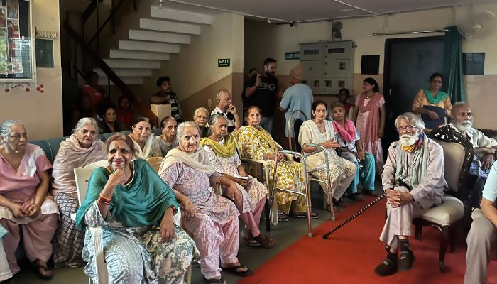 Indoor activities for senior citizens: Group enjoying lively music event together